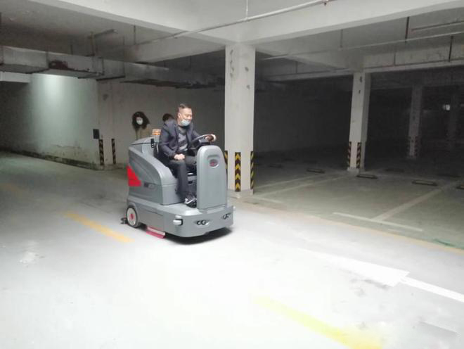 日喀则小区物业保洁不用人力改用驾驶式洗地机了